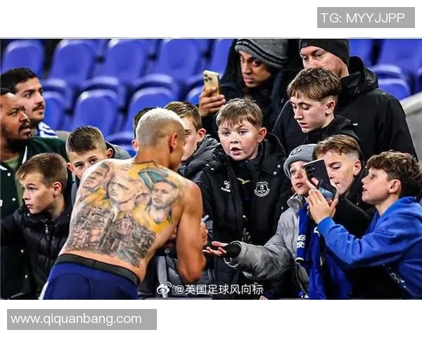 足球场上的小可爱是谁 他为何成为球迷们的宠儿