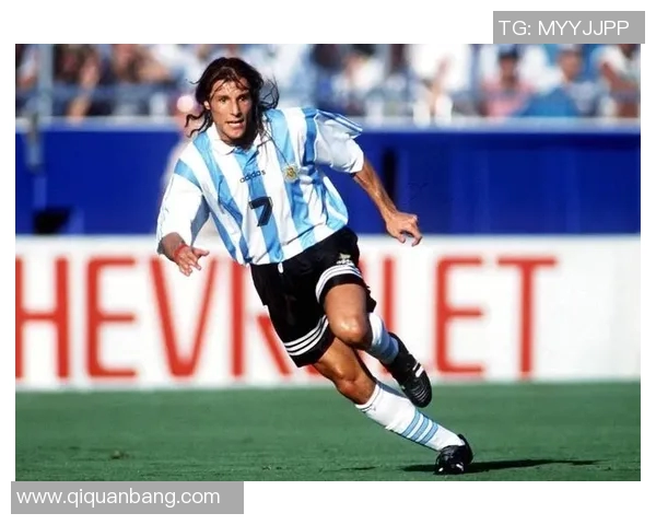 饶足球历史上的第一球星是谁？他的成就与影响力解析